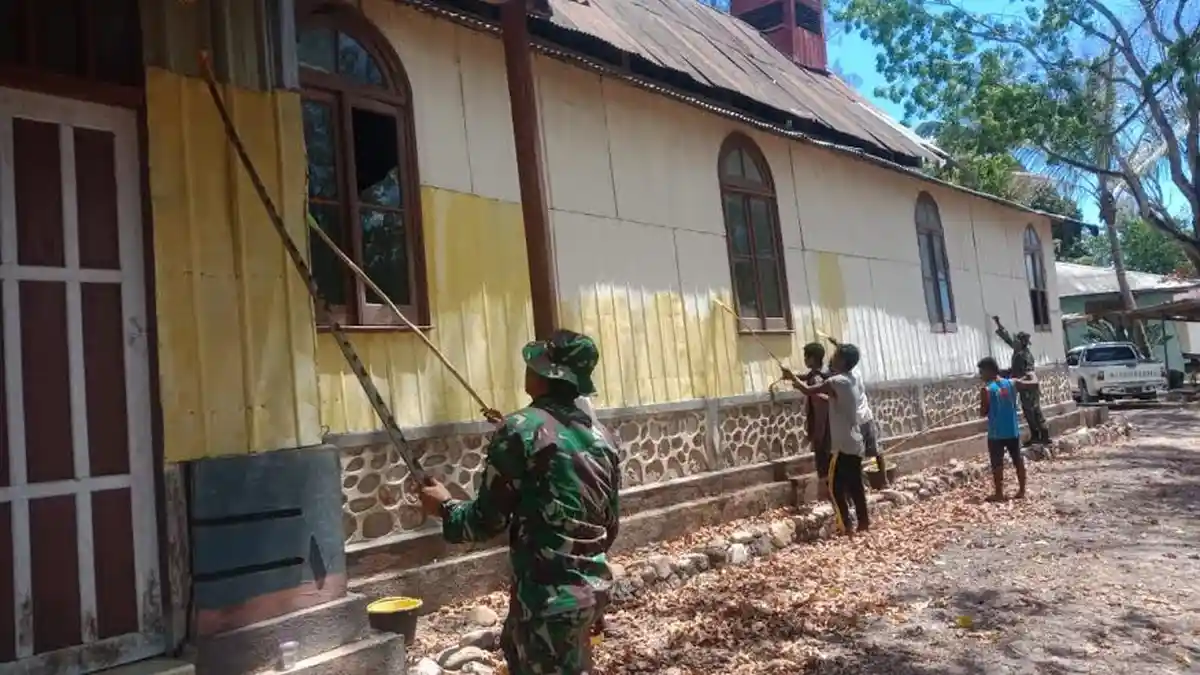 Gereja Tua Lamaknen Dicat Lagi Oleh TNI