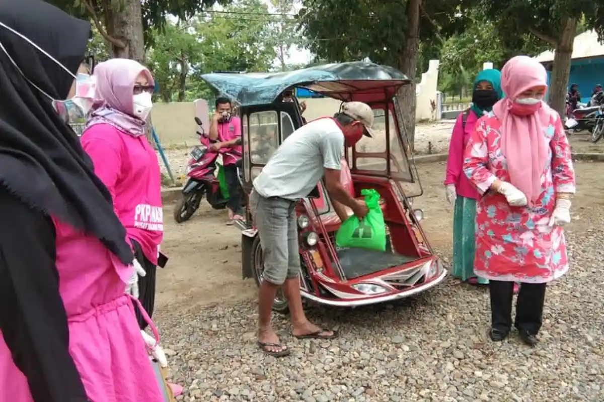 PKP Unasman Salurkan Paket Sembako untuk Tukang Becak dan Mahasiswa