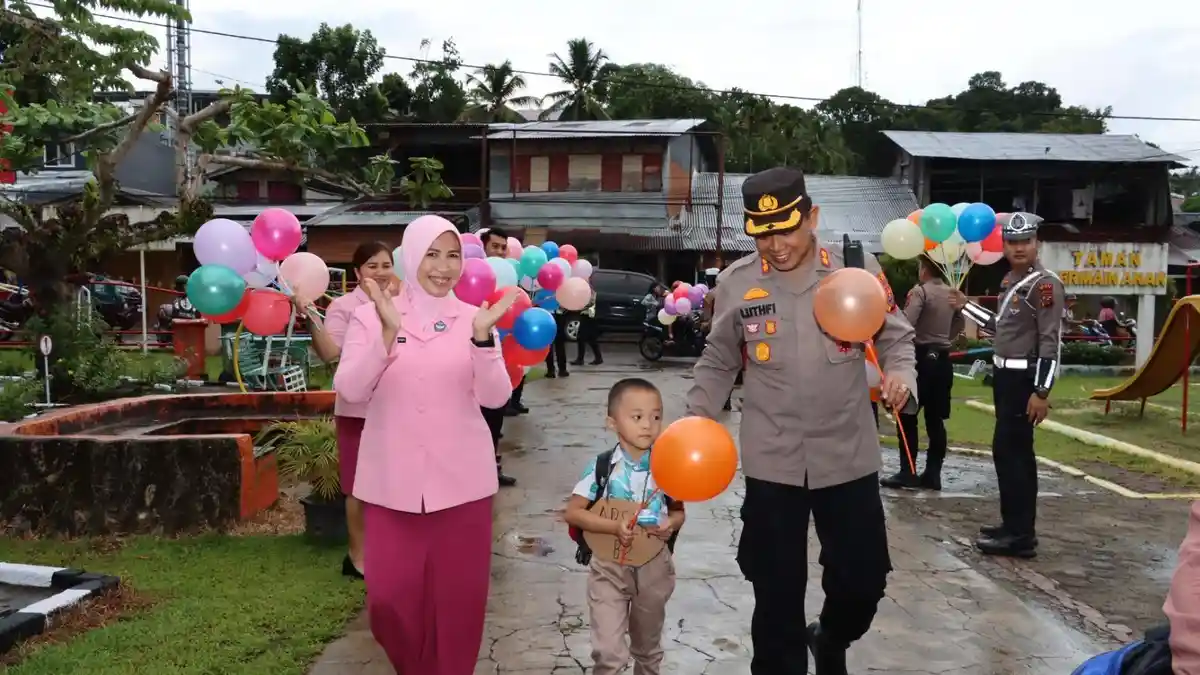 Kapolres bersama Ketua YKB Cabang Nias Sambut Murid TK Kemala Bhayangkari 16 Nias