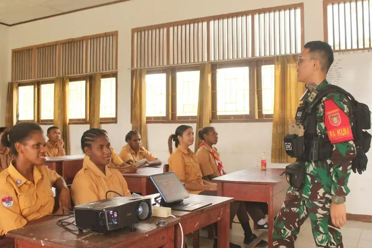 Tanamkan Jiwa Nasionalisme, Satgas Yonif 623 BWU Bekali Wawasan di SMA N 1 Aifat Maybrat