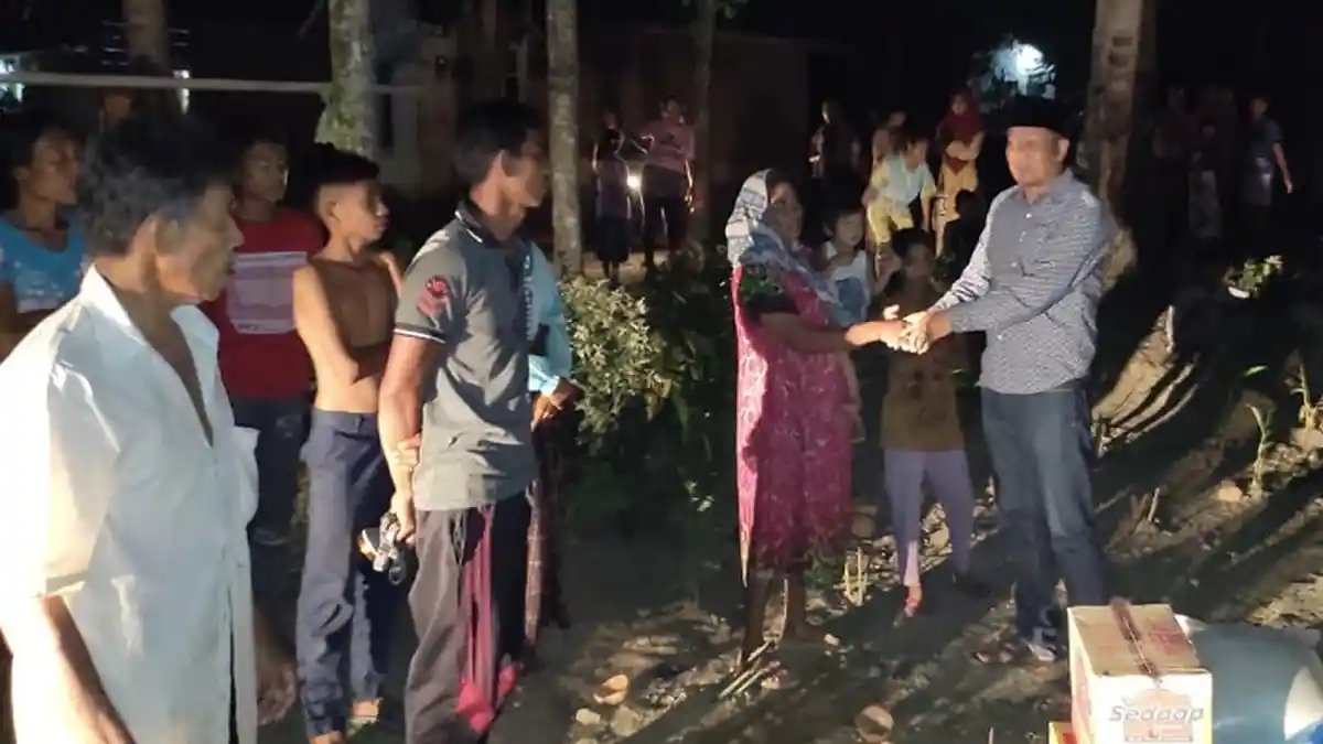 Ketua DPRK Lhokseumawe Bantu Janda Miskin 
