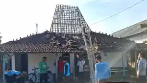 20260526-rumah-warga-gabus-pati-rusak-tersambar-petir.jpg
