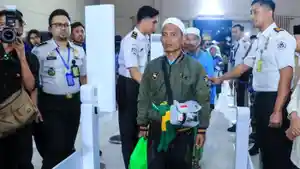 kepulangan-378-jemaah-haji-Kloter-I-Debarkasi-Surabaya.jpg