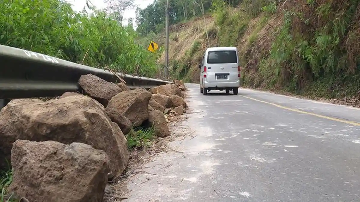 Pagaralam Dilanda Bencana Alam, Hujan Es, Banjir Bandang, dan Kini Batu-batu Berukuran Besar Longsor