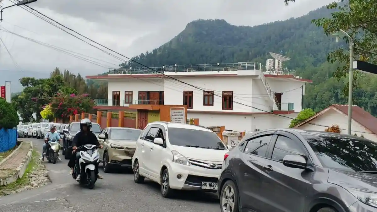 Antrean Kendaraan Menuju Pelabuhan Penyeberangan Padat, Pengunjung : Kondisi Macet Total