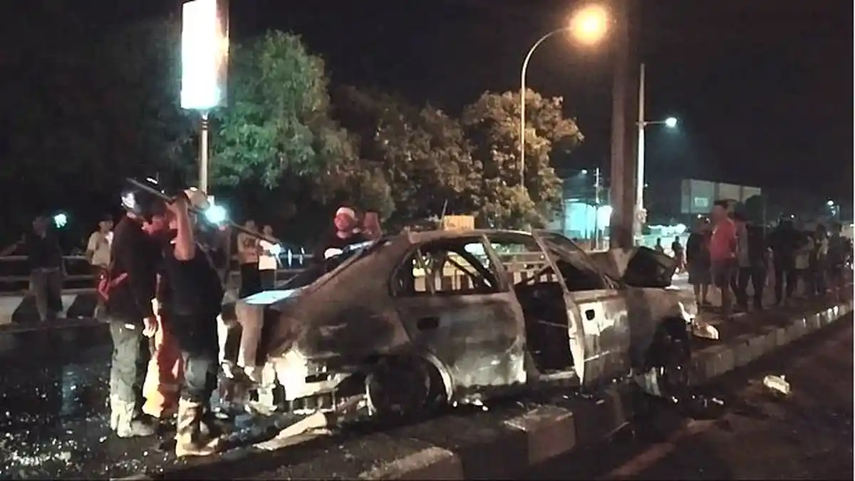 Tegang Nih, Video Aksi Polisi Mengejar Perampok di Cirebon hingga Menabrak PJU dan Terbakar
