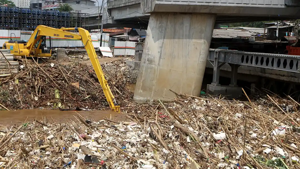Pintu Air Kali Baru Dapat Kiriman 6 Ton Sampah dari Arah Bogor