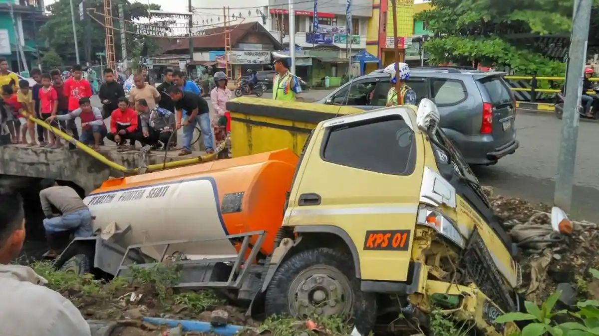 Truk Pengangkut Bahan Bakar Tabrak Jembatan Lalu Masuk Parit