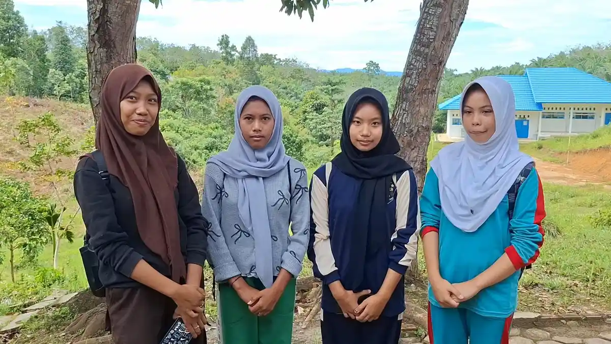 Ikuti Program Gubernur Helmi Hasan Jalan Kaki ke Sekolah Siswa SMK 3 Benteng Protes: Jalan Berlumpur