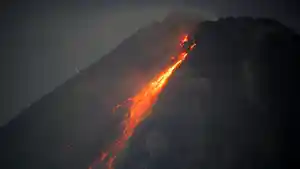merapi-keluarkan-lava-hingga-malam.jpg
