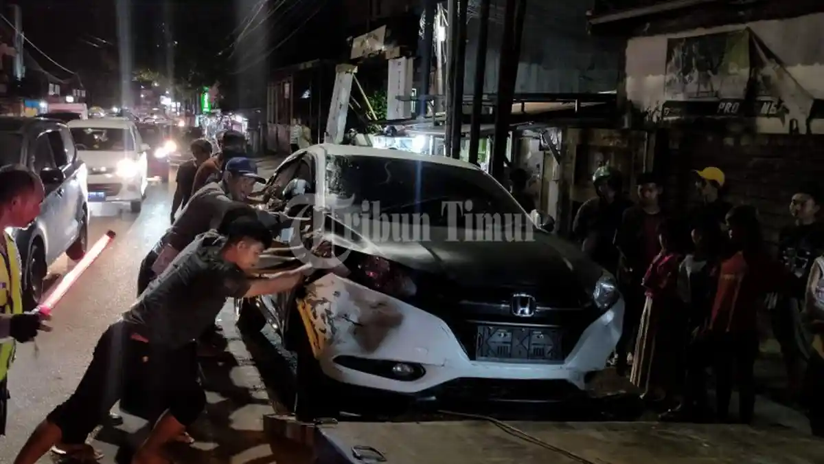 Pengemudi Mengantuk, Warga Andi Tondro Bergotong Royong Angkat Mobil Dari Got - mobilterbalik1.jpg