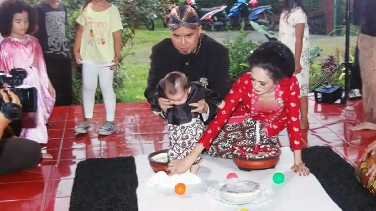 10 Cara Aneh Orang Tua dari Seluruh Dunia Merawat Anak, Nomor 5 dan 7 Paling Unik