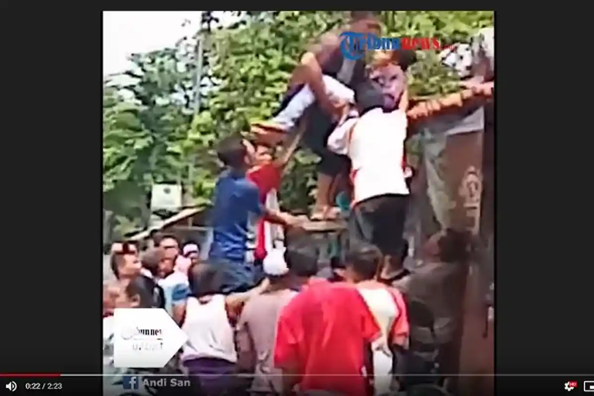 Kecelakaan Mobil dan Motor di Jember Buat Pengendara Terpental ke Genteng, Lihat Video Evakuasinya