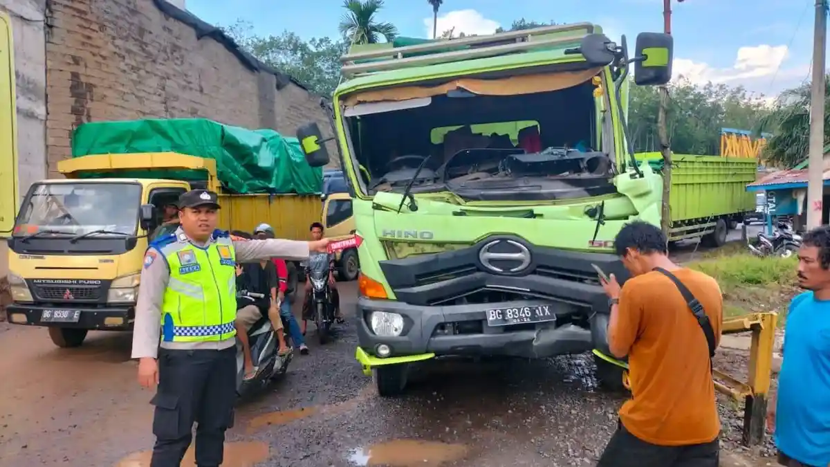 Diduga Lalai, Truk Ditabrak KA Babaranjang di Muara Enim, Sopir Melarikan Diri