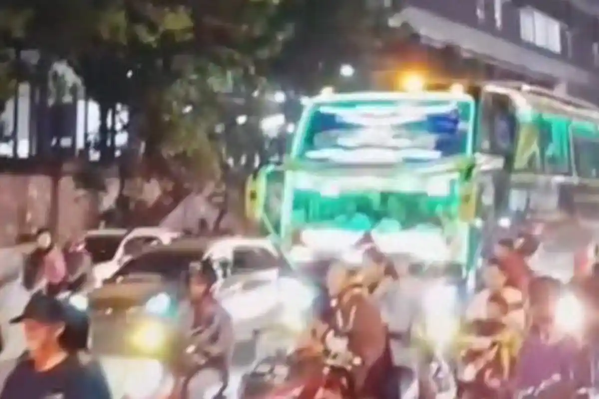 Viral Pemotor Salah Sasaran, Pukul Bus Karena Kesal Suara Telolet, Ternyata Asalnya Bukan Dari Sana