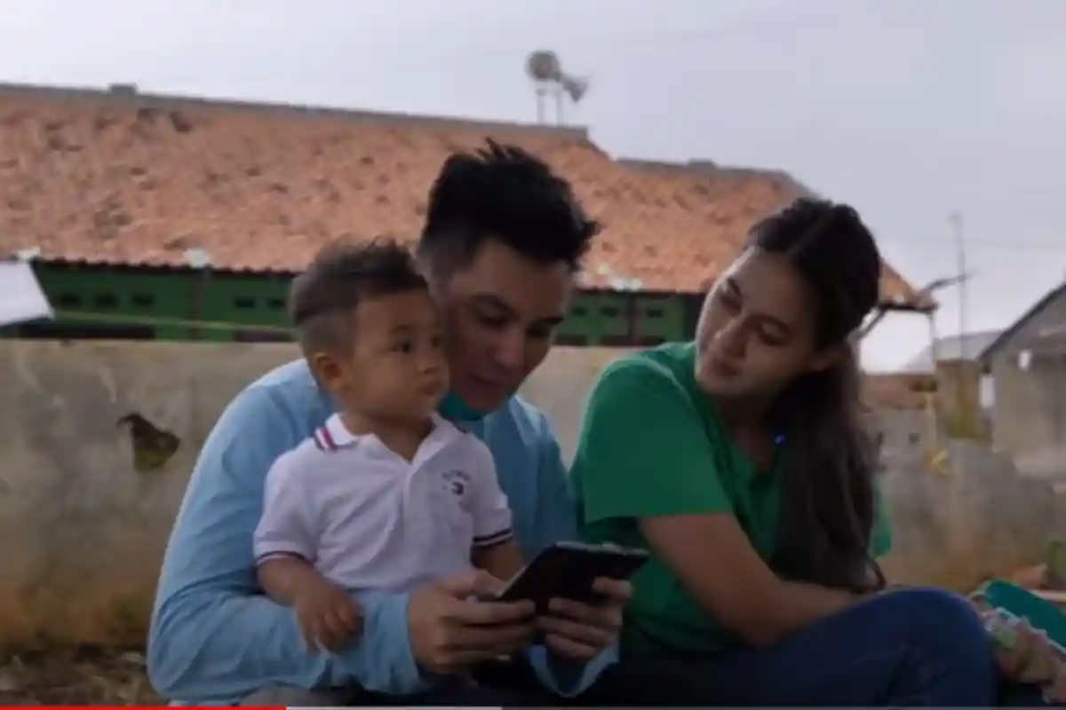 Baim Wong Ajak Paula Verhoeven dan Kiano Ziarah ke Makam Sang Mama