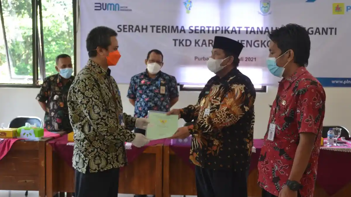 PLN Serahkan Pengganti Tanah Kas Desa Karangjengkol Purbalingga
