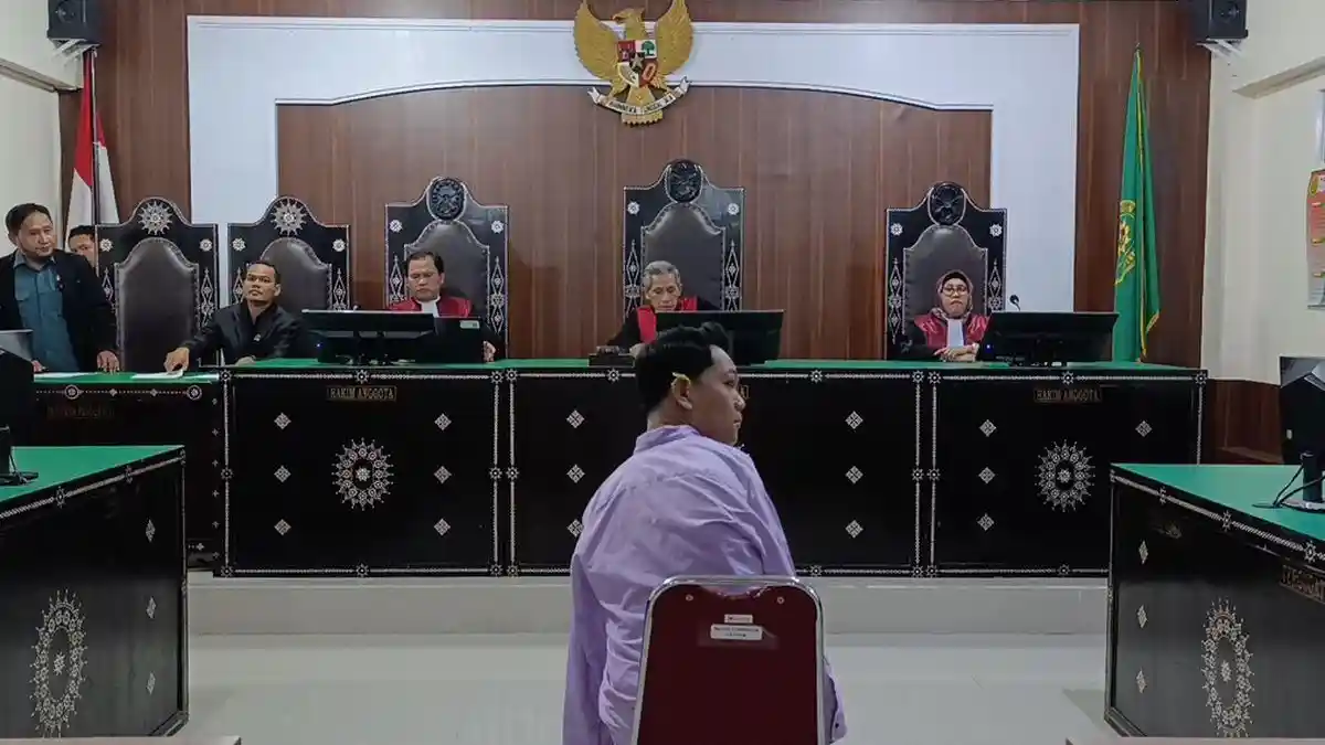 Reaksi Agus Buntung Divonis 10 Tahun Penjara, Ada Sosok Wanita Muda Lap Keringatnya
