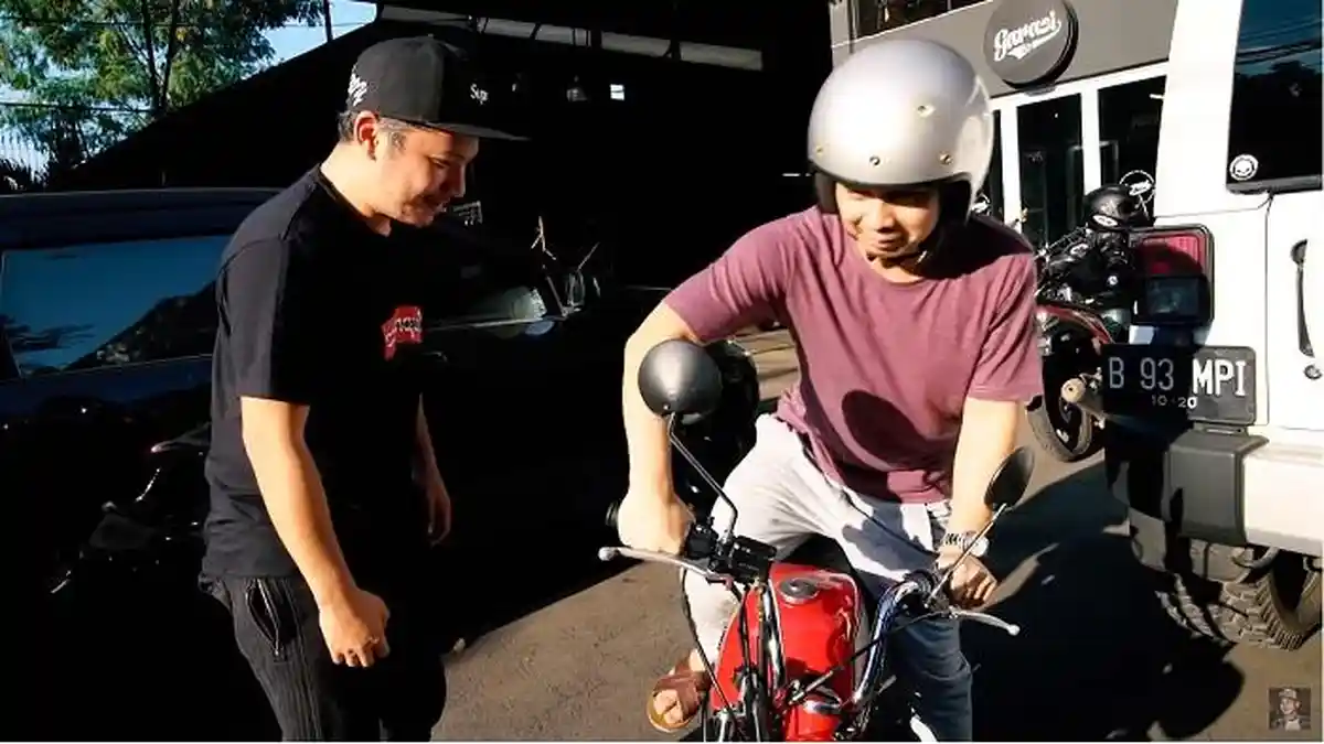 Raditya Dika Malah Bingung, Saat Diajari Gading Marten Naik Motor
