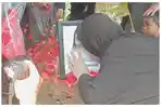 "Saya Salut Sama Dia" Peluk Cium Ibunda Lepas Harum Korban Tragedi KRL Bekasi di TPU Cipayung