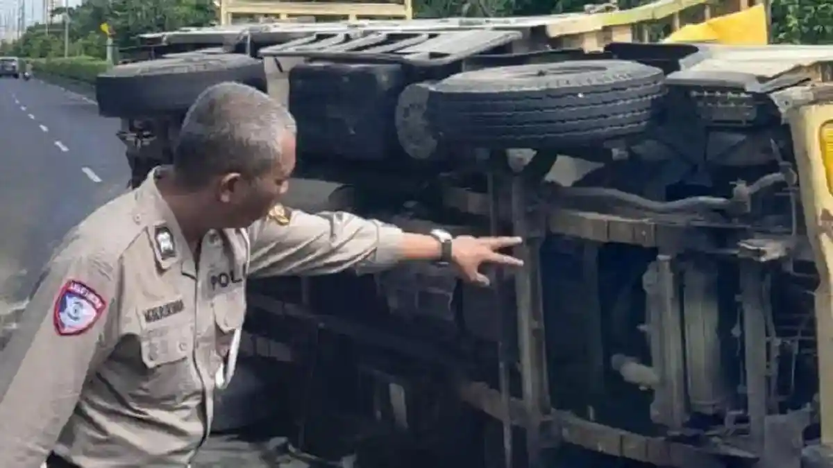 Ban Meletus, Truk Hilang Kendali hingga Terguling, Sopir dan Penumpang Dilarikan ke RS