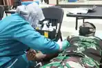 Prajurit-TNI-donor-darah-di-Polres-Hulu-Sungai-Utara-HSU-kalsel-Rabu-08062022.jpg