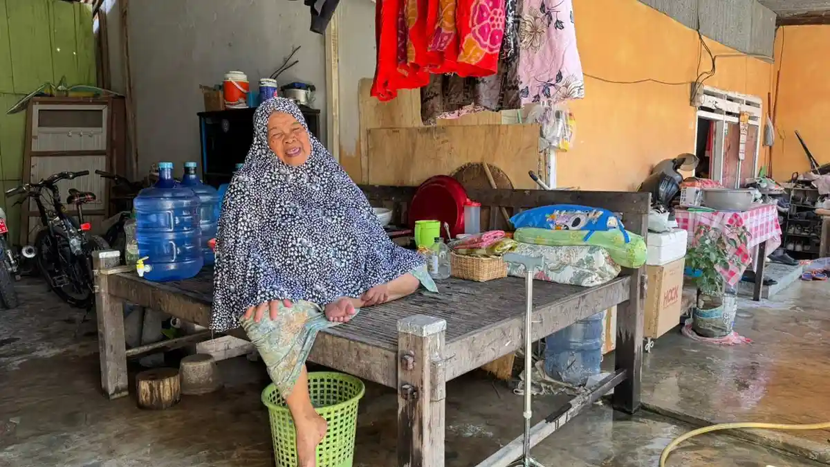 Rumah Terendam Banjir, Warga BTN Arawa Indah Sidrap Terpaksa Tidur di Gazebo