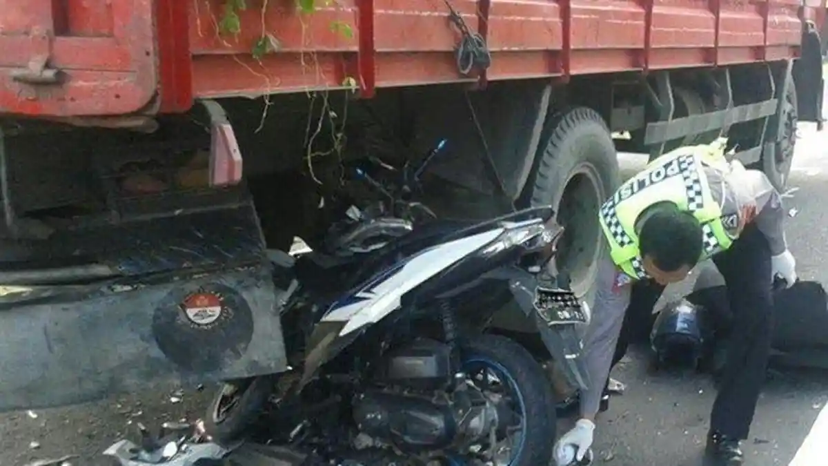 Kecelakaan Maut, 2 Remaja Tewas Seketika Setelah Motor Menabrak Truk yang Berhenti di Lampu Merah