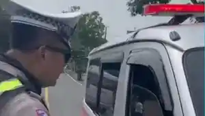 Ambulans-Kosong-Nyalakan-Sirine-Terobos-Antrean-Mudik-di-Bangkalan-Terciduk-Polisi-Bukan-Prioritas.jpg