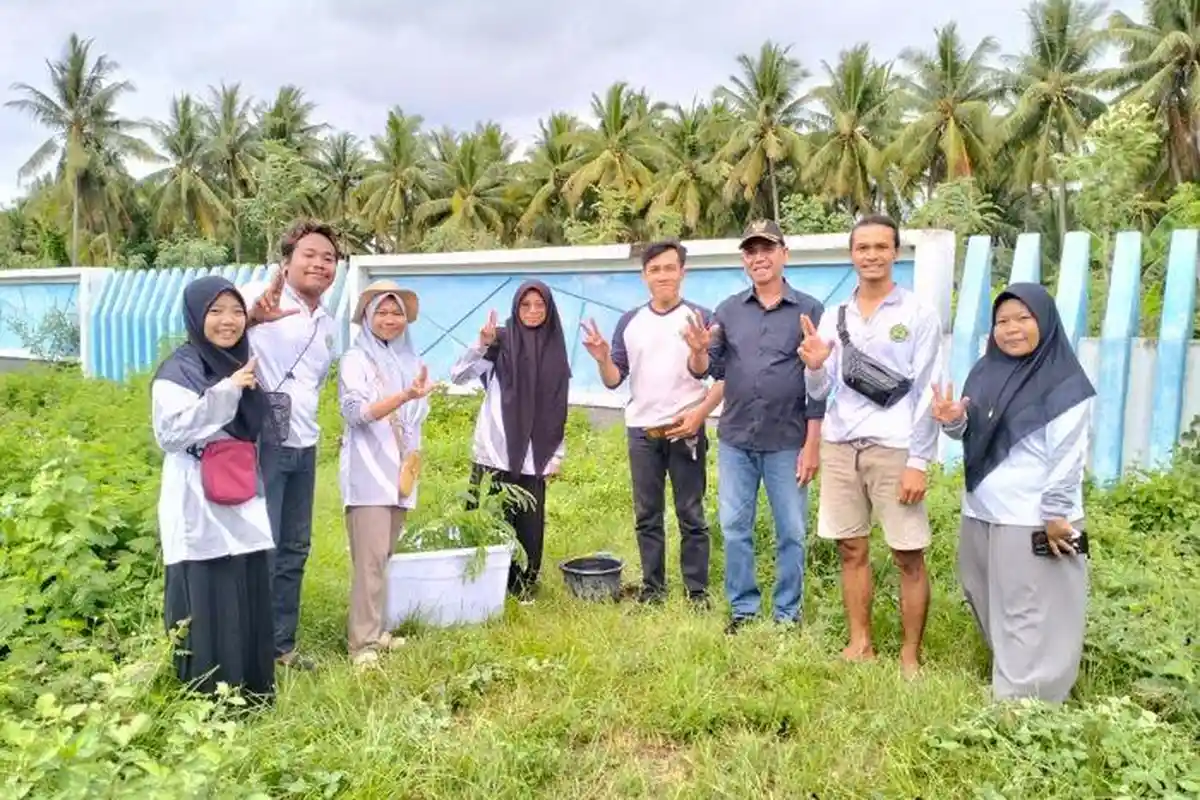 KKN Tematik Universitas Hamzanwadi Tanam 200 Pohon Nangka dan Albasia di Labuhan Haji 