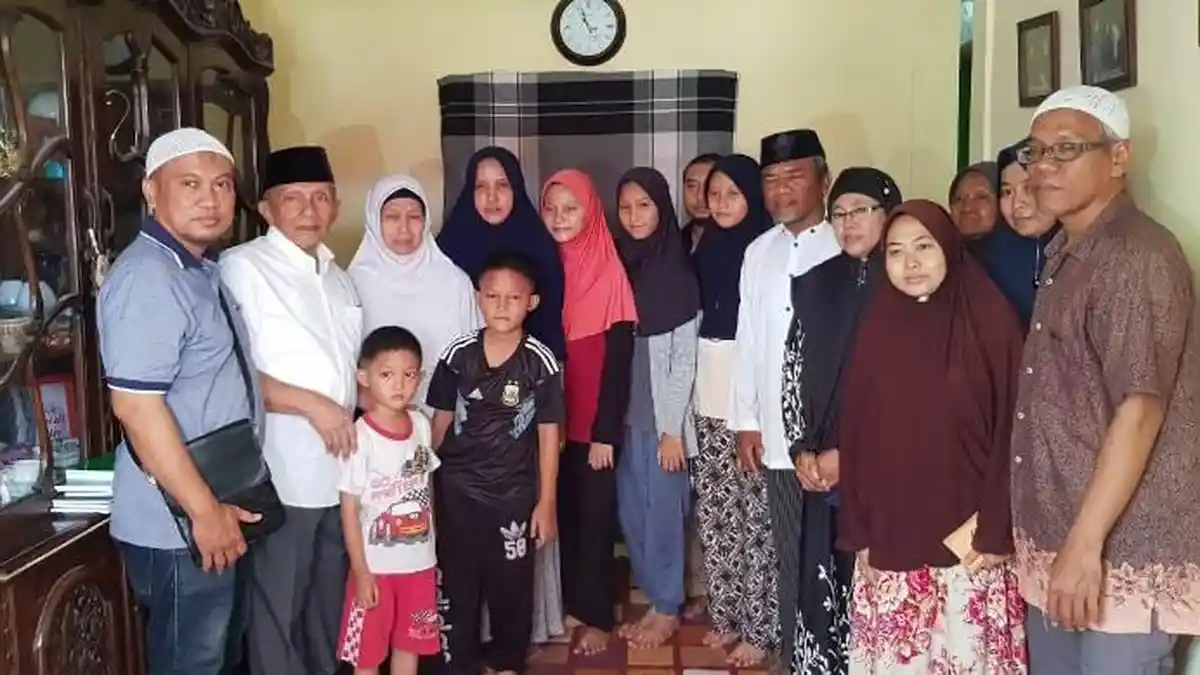 Amien Rais Kunjungi Rumah Dufi, Beri Santunan Pendidikan Pada Anak Korban