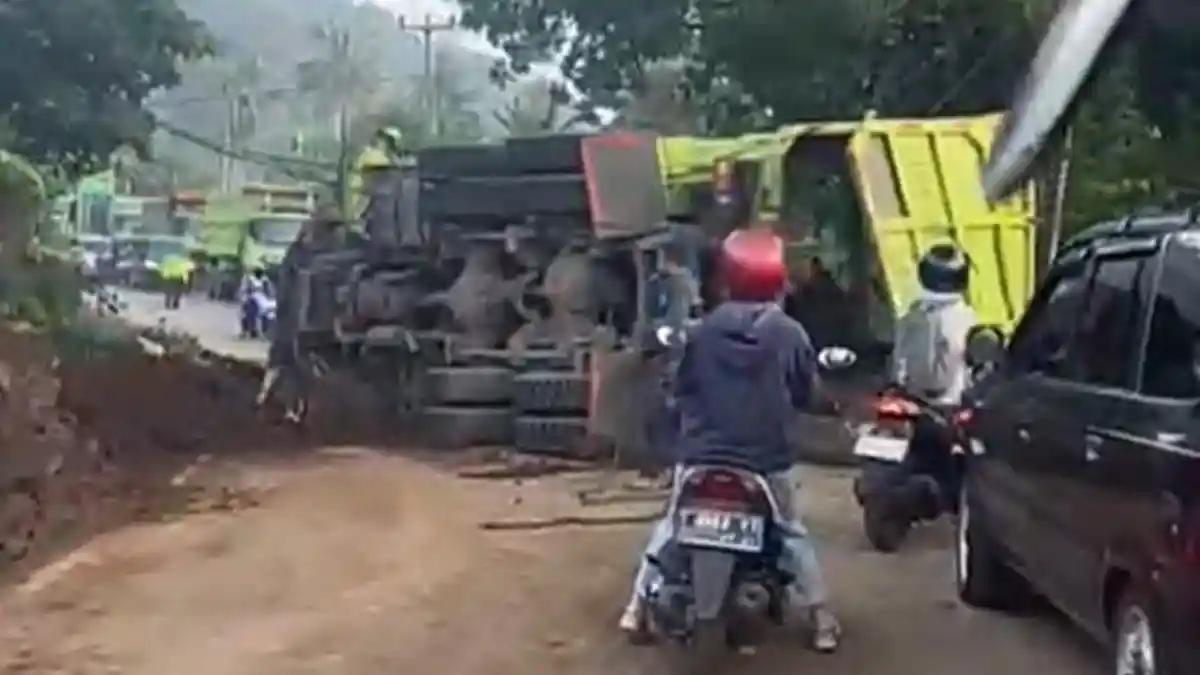 2 Truk Terguling di Turunan Cijambe Subang, Polisi Imbau Kendaraan Besar Waspada Lintasi Wilayah Ini