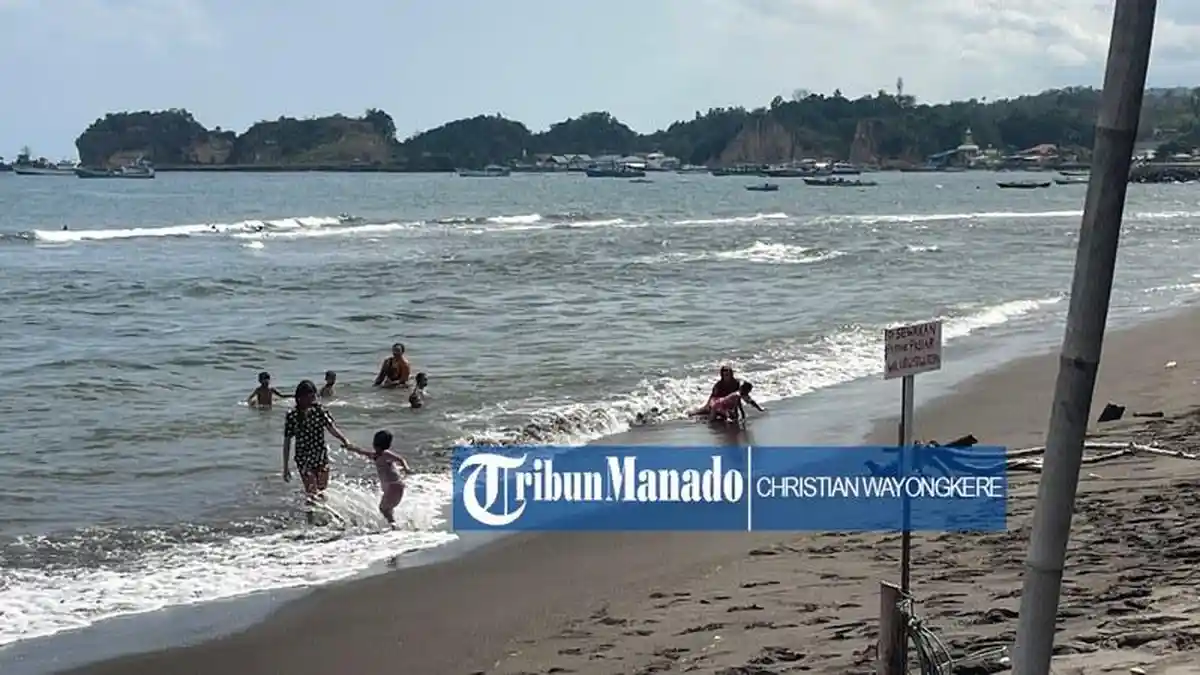 Keliling Pesisir Pantai dengan Perahu Pasiar di Pantai Firdaus Kema Minut