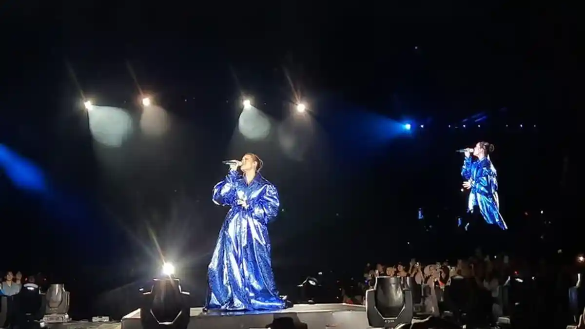 Bawakan Lagu Mantan Terindah di Konsernya, Raisa Gandeng Penonton Telepon Sang Mantan