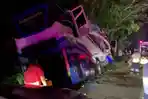 Kecelakaan-Maut-Bus-Tingkat-di-Thailand-Menabrak-Pohon-hingga-Terbelah-Dua-14-Orang-Tewas.jpg