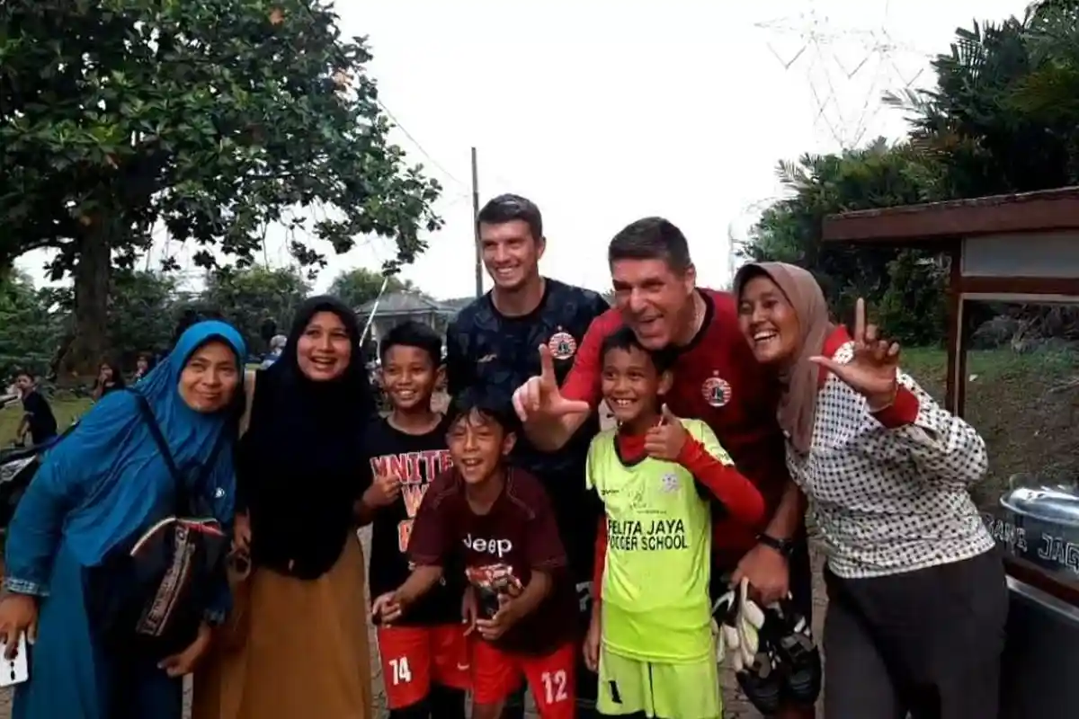 Diteriaki dan Diajak Maen Bola sejumlah Bocah, Bek Persija Jakarta Ondrej Kudela Lompat ke Lapangan