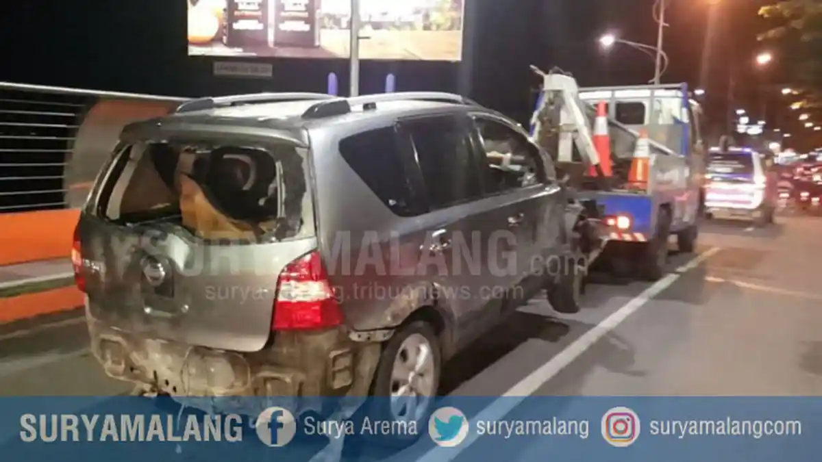Tabrak Puluhan Motor di Wiyung Surabaya, Massa Keroyok Pengendara Mobil, Begini Jadinya