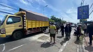 Sejumlah-pekerja-saat-melakukan-penambalan-jalan-di-ruas-jalan-Singaraja-Seririt.jpg