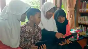 anak-anak-membaca-cerita-melalui-gawai.jpg