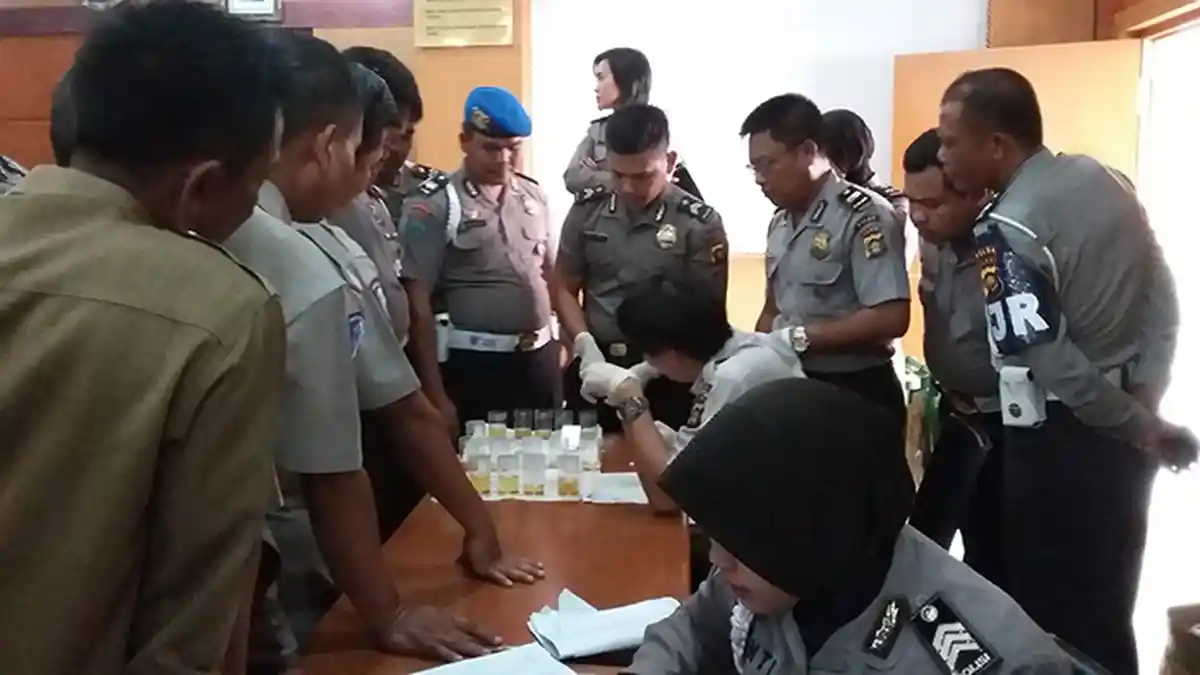 Mendadak Tes Urine Personel Satlantas Polda Jambi - mendadak-tes-urine_20160331_124928.jpg