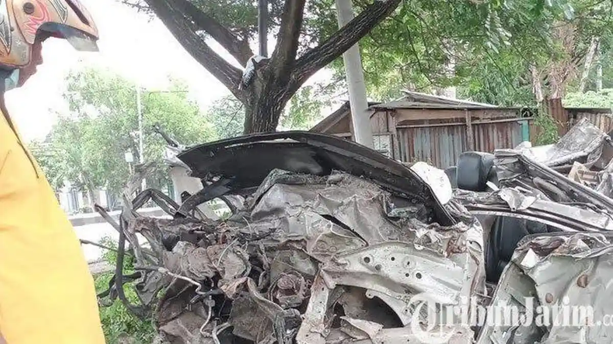 Mobil Ditabrak Kereta Api di Sukodadi, Pengemudi dan Penumpang Tewas di Lokasi