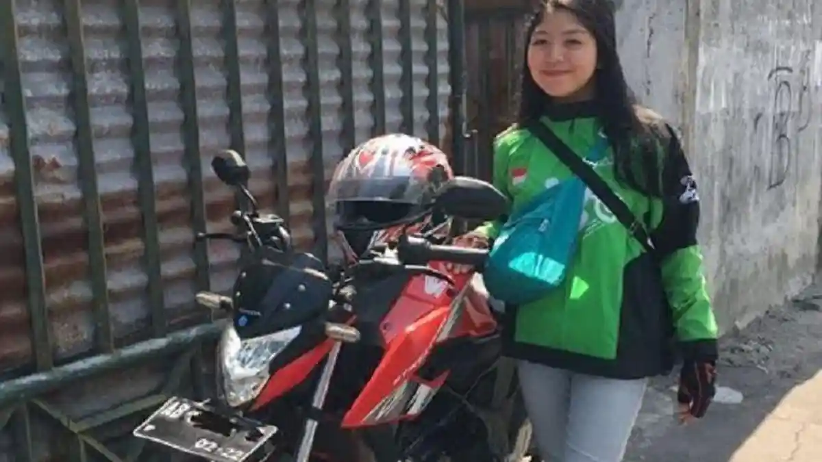 Macet dan Panas Dilakoni, Driver Ojol Cantik Ini Bikin Para Pemalas Tutup Muka