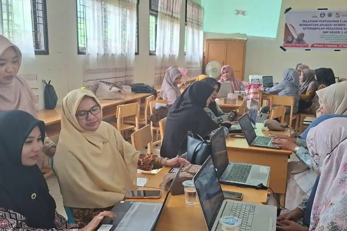 Guru SMPN 2 Jeumpa Bireuen Dilatih Penyusunan E-LKPD Interaktif Berbasis STEAM 