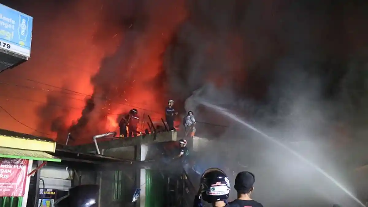 VIDEO - Kebakaran di Samarinda Seberang, Penginapan 19 Pintu Ludes Terbakar