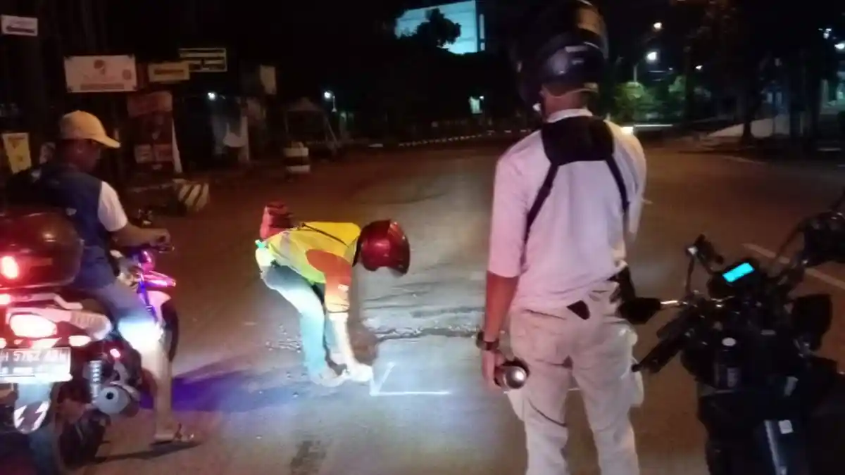 Cegah Kecelakaan, Relawan di Semarang Ini Beri Tandai Jalan Rusak Pakai Cat Semprot
