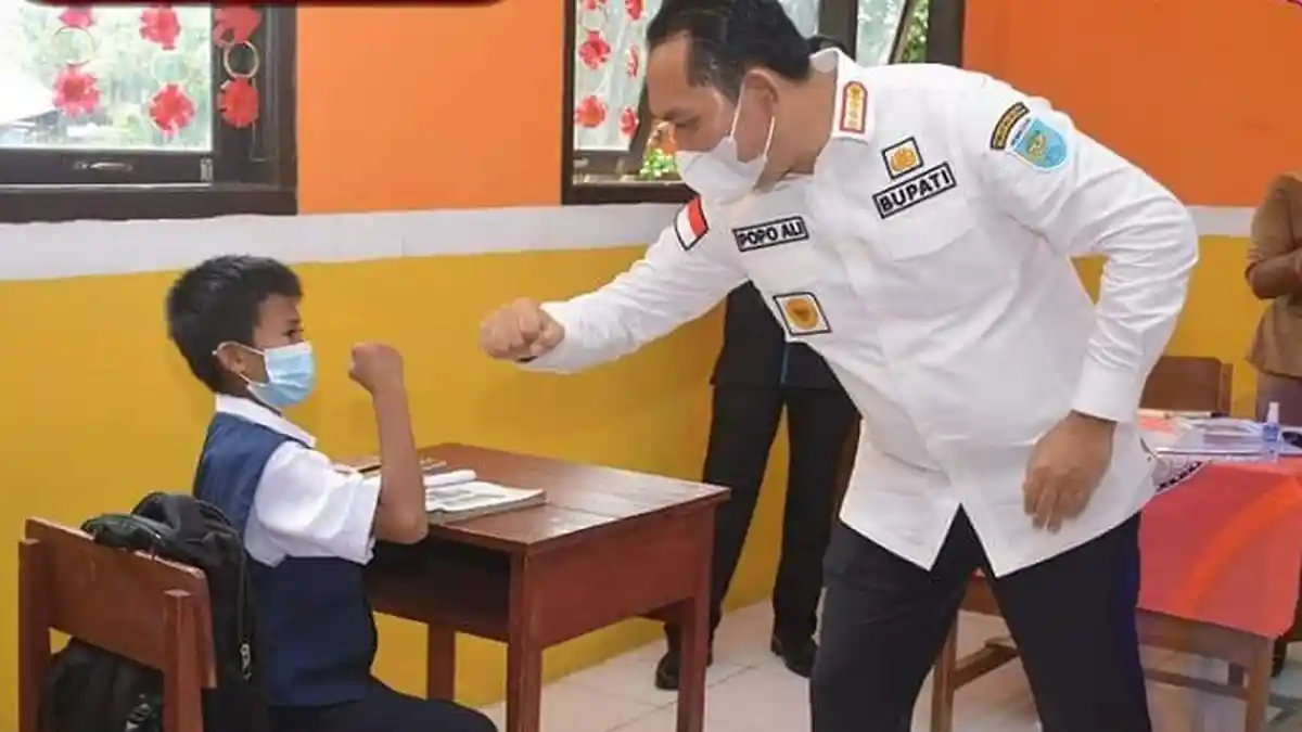 Kunjungi Sekolah, Bupati OKU Selatan Popo Ali Ingatkan Siswa Patuhi Prokes