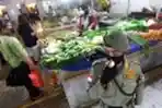 Satpol PP Kota Bandung Lakukan Pengawasan Prokes di Pasar