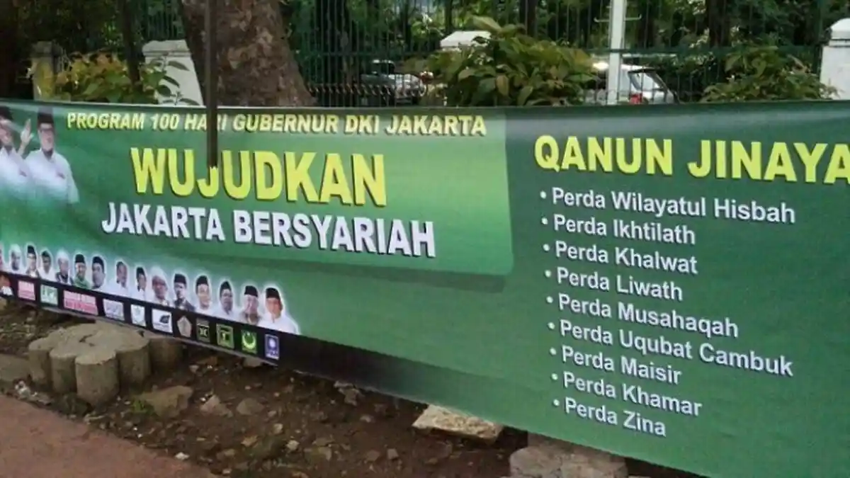 Pajang Foto Anies-Sandi, Spanduk 'Jakarta Bersyariah' Bikin Heboh!