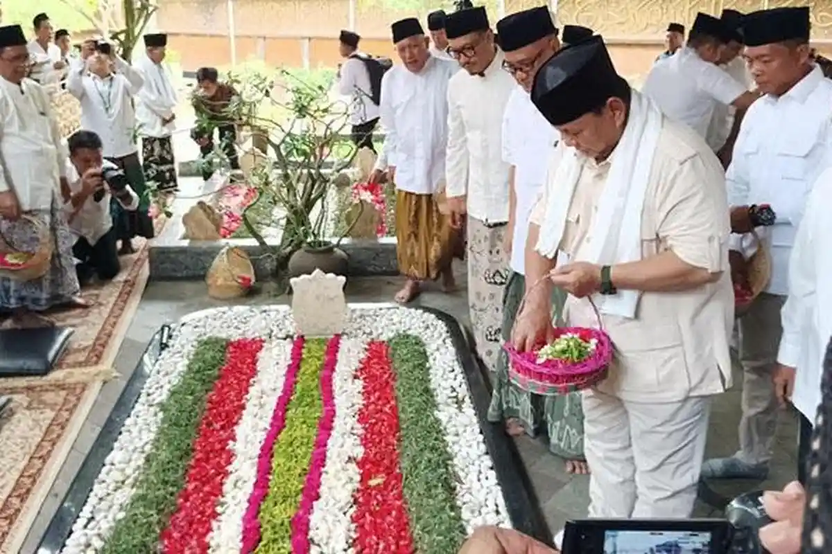 Kunjungi Ponpes Tebuireng Jombang, Prabowo Subianto Dapat Hadiah Sorban Gus Kikin