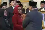 Ahli-waris-Marsina-saat-terima-penghargaan-dari-Prabowo.jpg